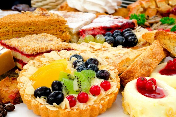 Pâtisseries appétissantes avec des noix, des baies et des fruits