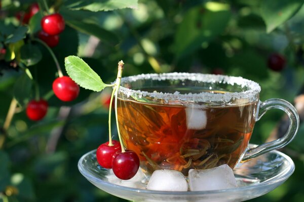 Taza de té de cereza fragante