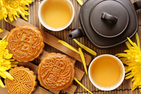 Serving for a tea ceremony with cookies