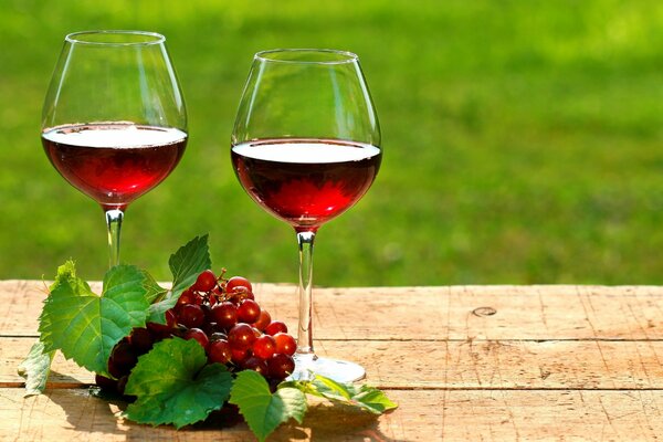 Deux verres de vin rouge