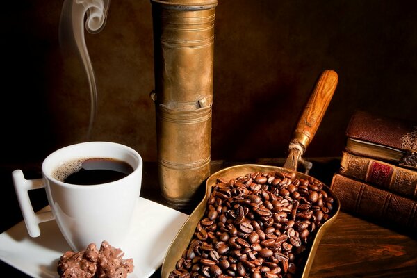 Tazza di caffè del grano con i libri