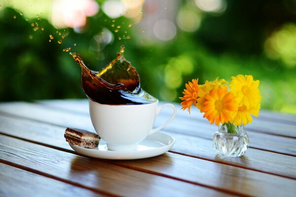 Chapoteo de café de la taza blanca como la nieve