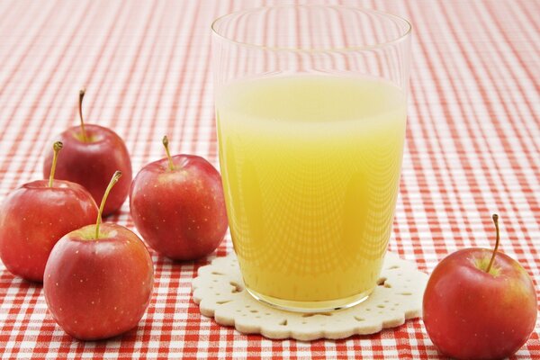 Composition de jus de pomme naturel