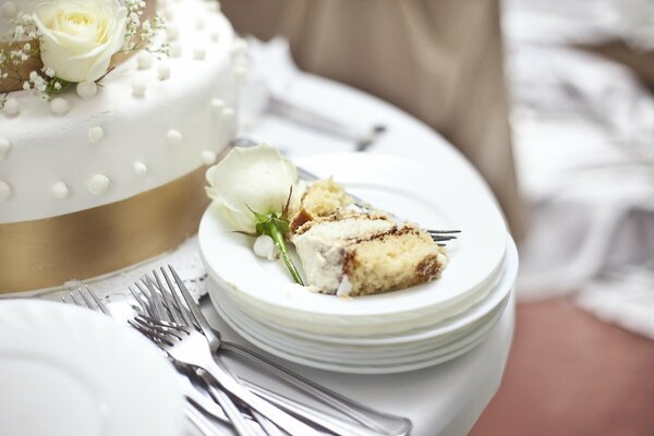 Pastel de bodas con una flor en un plato