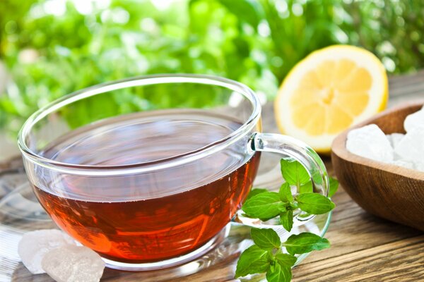 Taza de té de menta en la mesa