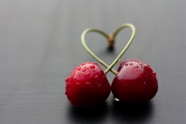 Boutures de cerises entrelacées dans le cœur