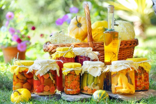 Rollos para el invierno, latas enrolladas con pepinos, tomates