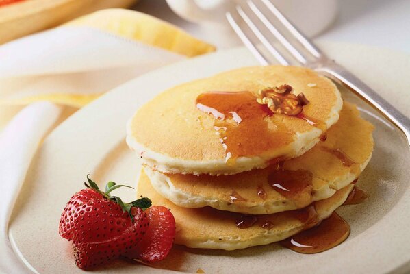 Leckere Pfannkuchen mit Früchten und Honig