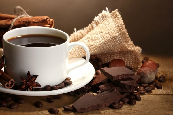 Vero caffè alla cannella e cioccolato