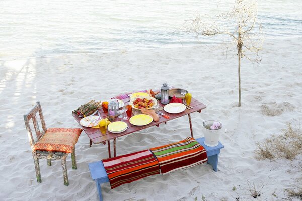 Mesa con golosinas en la playa