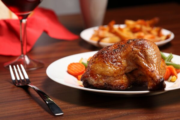 Teller mit gebratenem Huhn und Gemüse