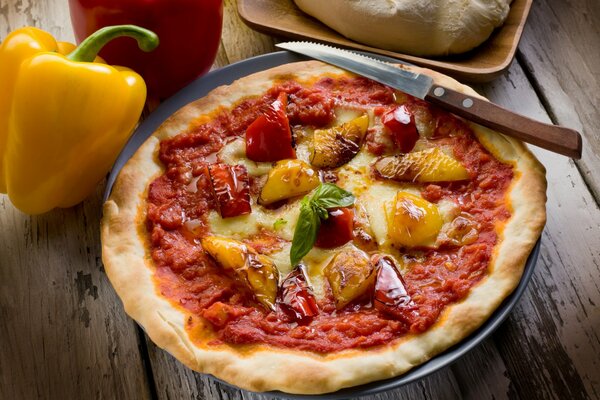 Pizza-un plat de la cuisine italienne