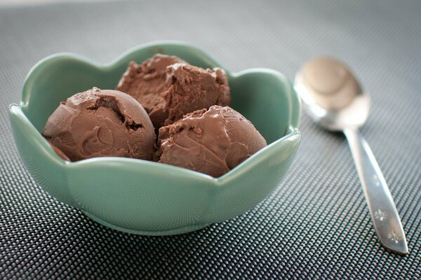 Tre palline di gelato al cioccolato su un piatto