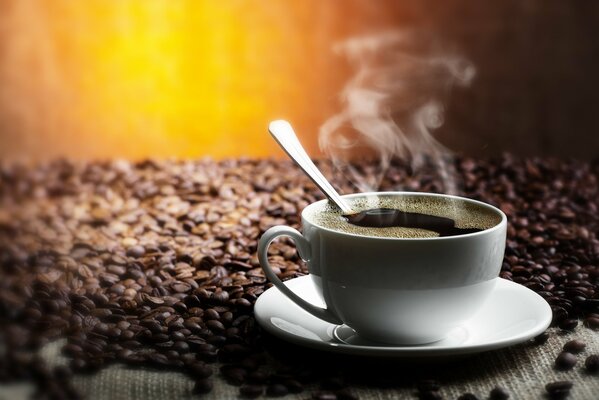 Café negro caliente en una taza