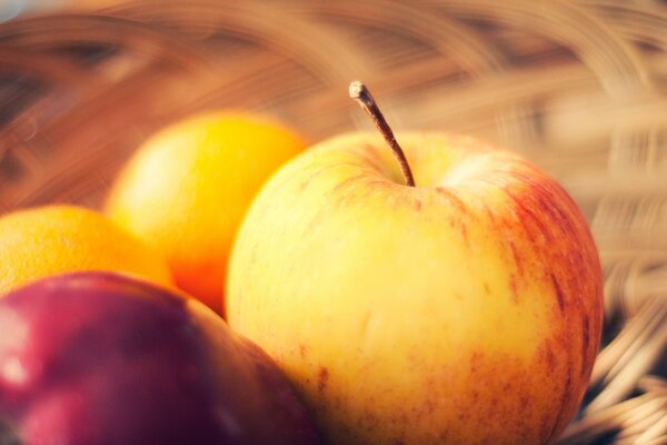 Apfel in einem Obstkorb auf verschwommenem Hintergrund