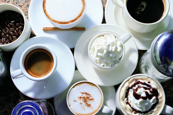 Plusieurs types de café dans de belles tasses blanches