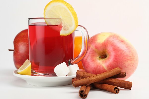 Taza de té de limón y manzanas en la mesa