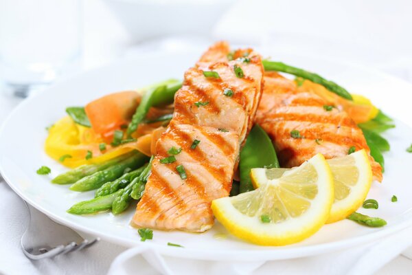 Poisson plat utile avec des légumes