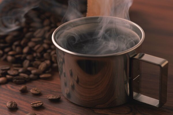 Café chaud dans une tasse en métal