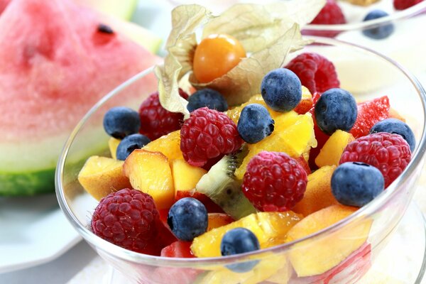 Salade de fruits et de baies dans un bol sur la table