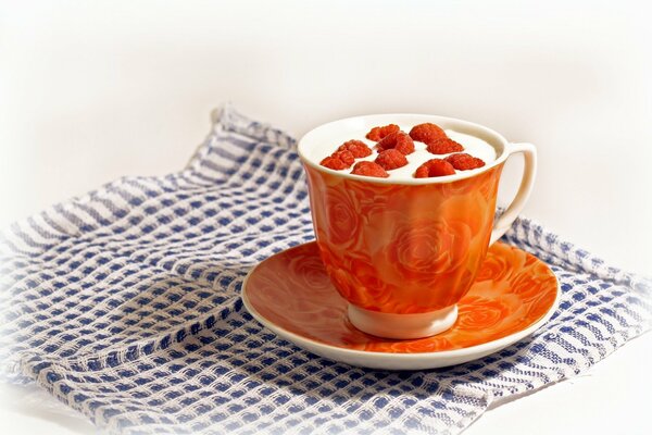 Orange Tasse mit Fruchtgetränk