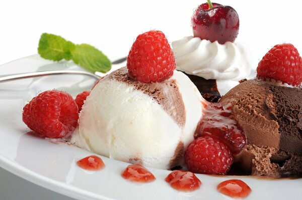 Helado con bayas frescas y frambuesas y cerezas