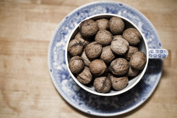 Mini plate with walnuts