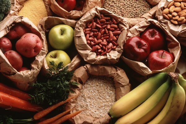 Frutas y verduras en bolsas de papel