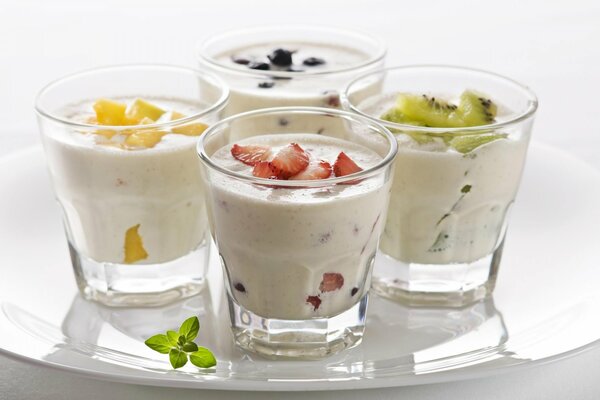 Yogurt alla frutta alla fragola e kiwi