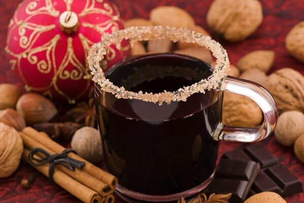 Schwarzer Kaffee in einer Tasse mit Zucker und Schokolade