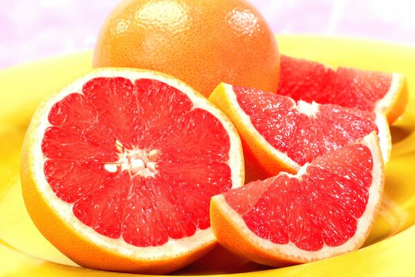 Saftige reife Grapefruit auf einem gelben Teller