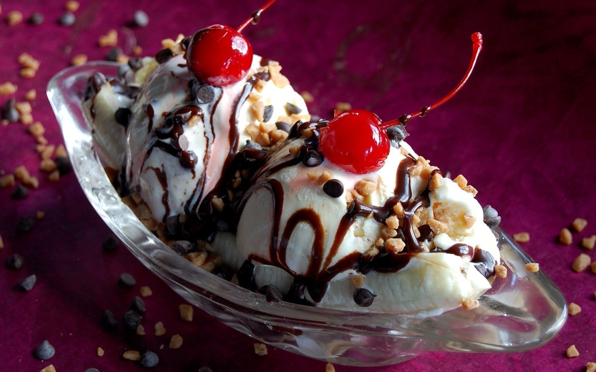 repas sucré brownie crème glacée chocolat cerise noix appétissant