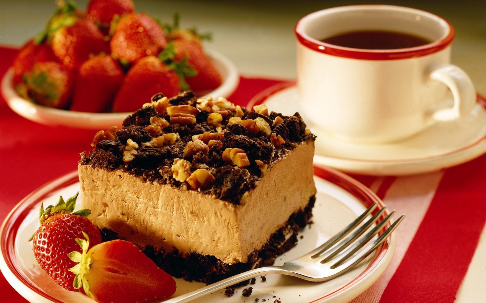 nusskuchen tasse becher teller erdbeere gabel kaffee