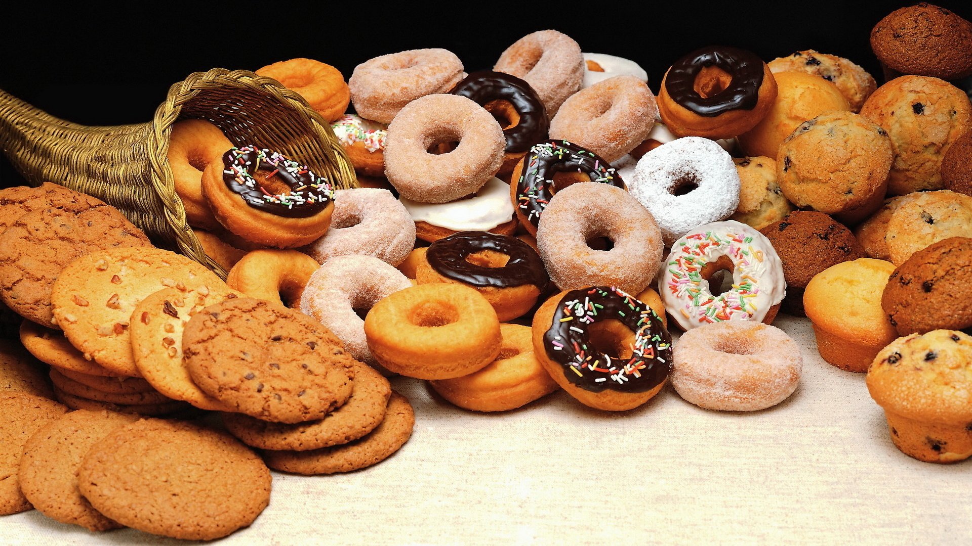 pączki gadżety koszyczek ciastka czekoladowe babeczki z rodzynkami z kremem z niczym z cukrem pudrem