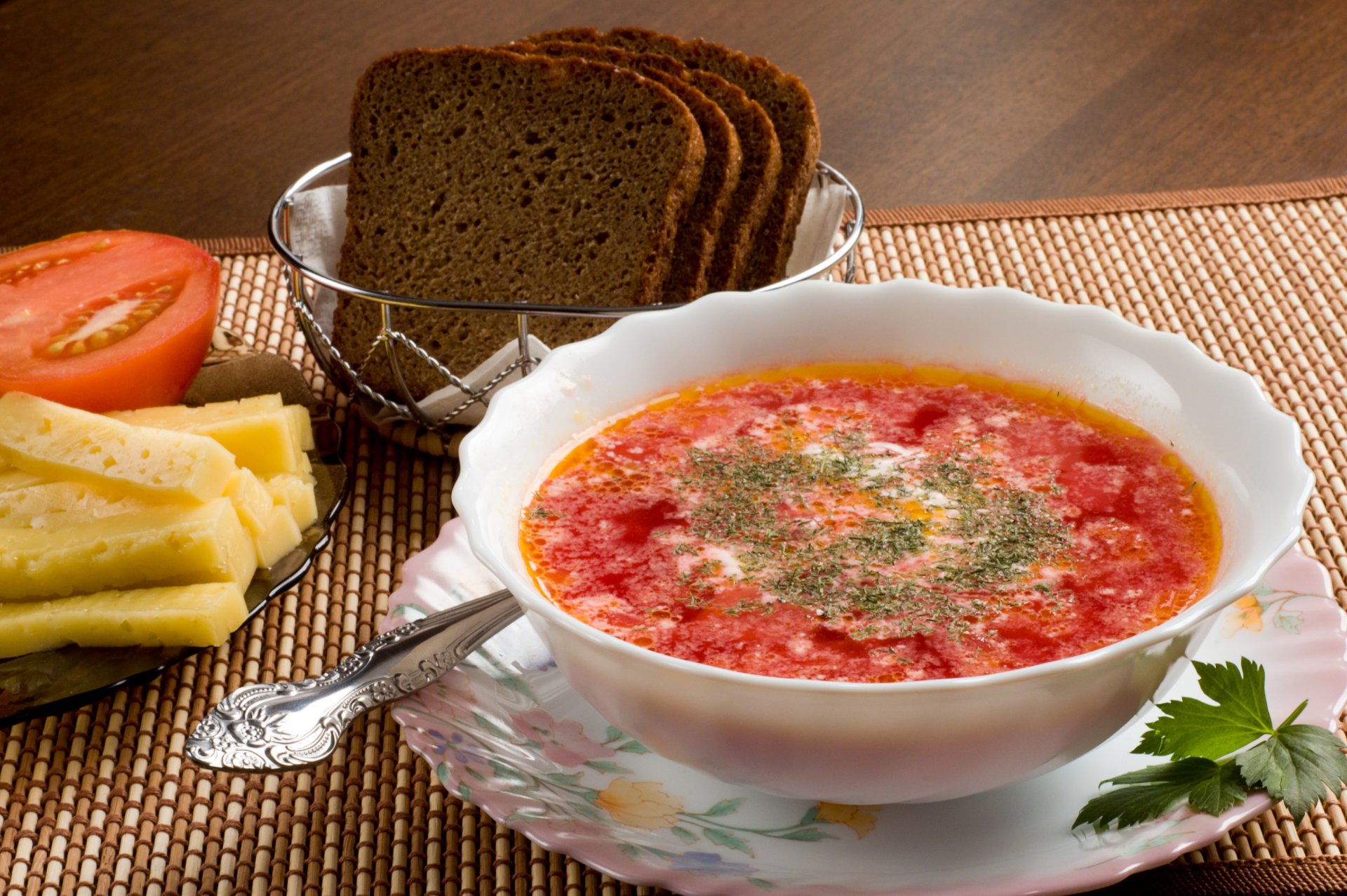borscht panna acida verdure pane formaggio pomodoro piatto cucchiaio cibo