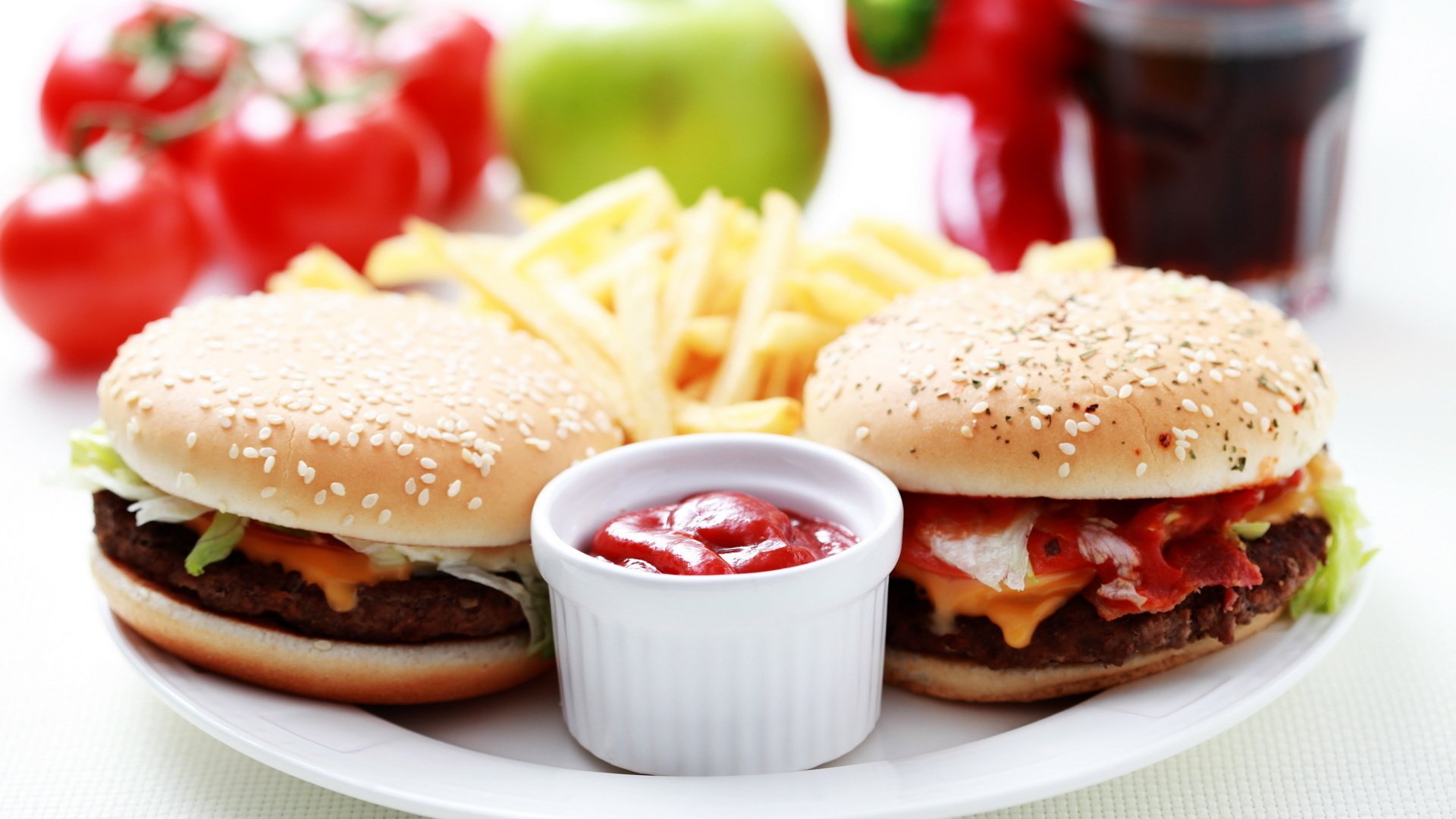 hamburger salsa patatine fritte