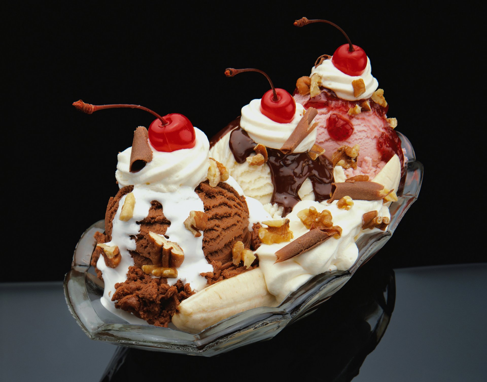 dessert gelato vaniglia fragola cioccolato ciliegia banana noci