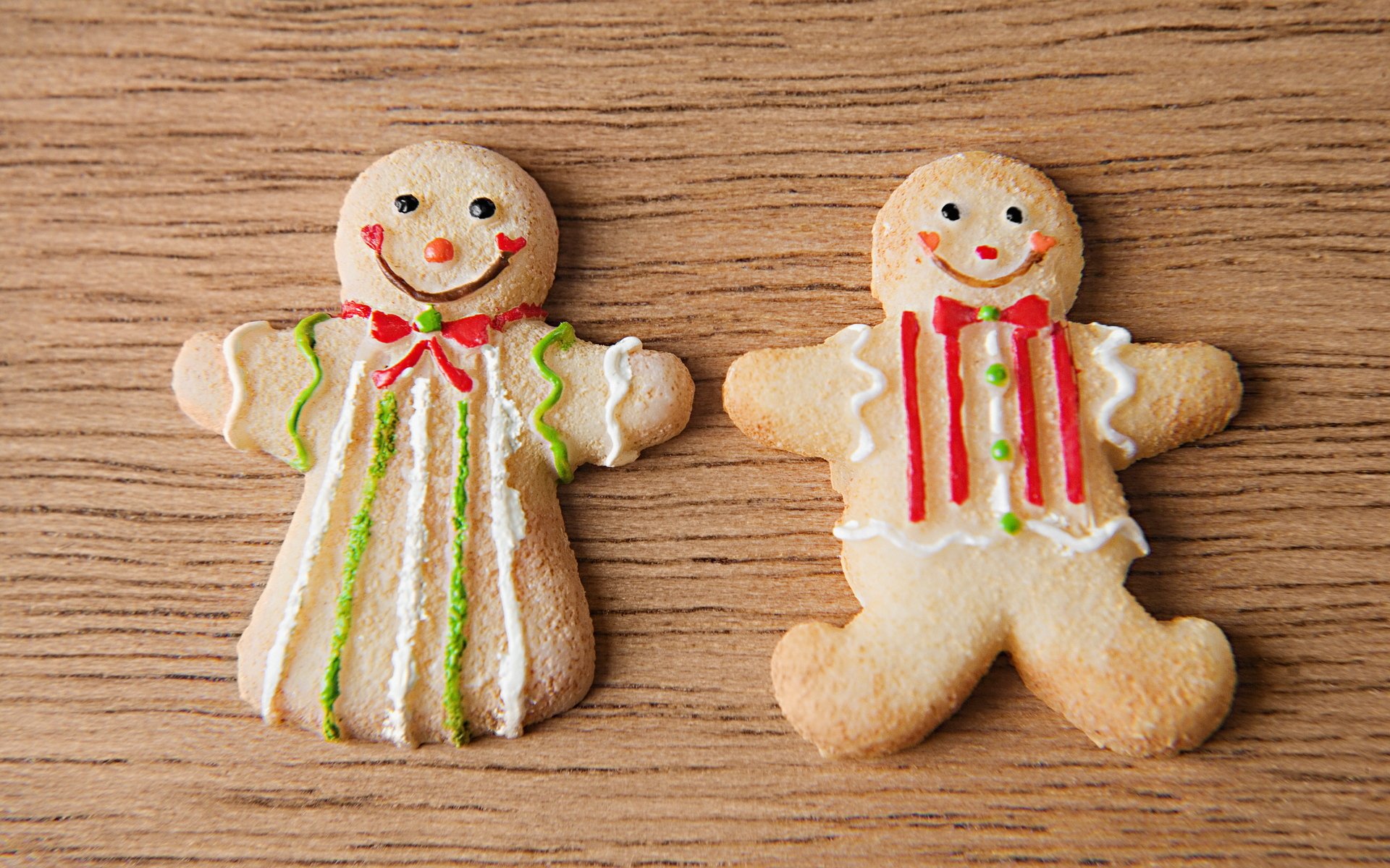 nourriture nourriture délicieux biscuits de noël vacances nouvel an biscuit de shrek garçon fille sourires table en bois