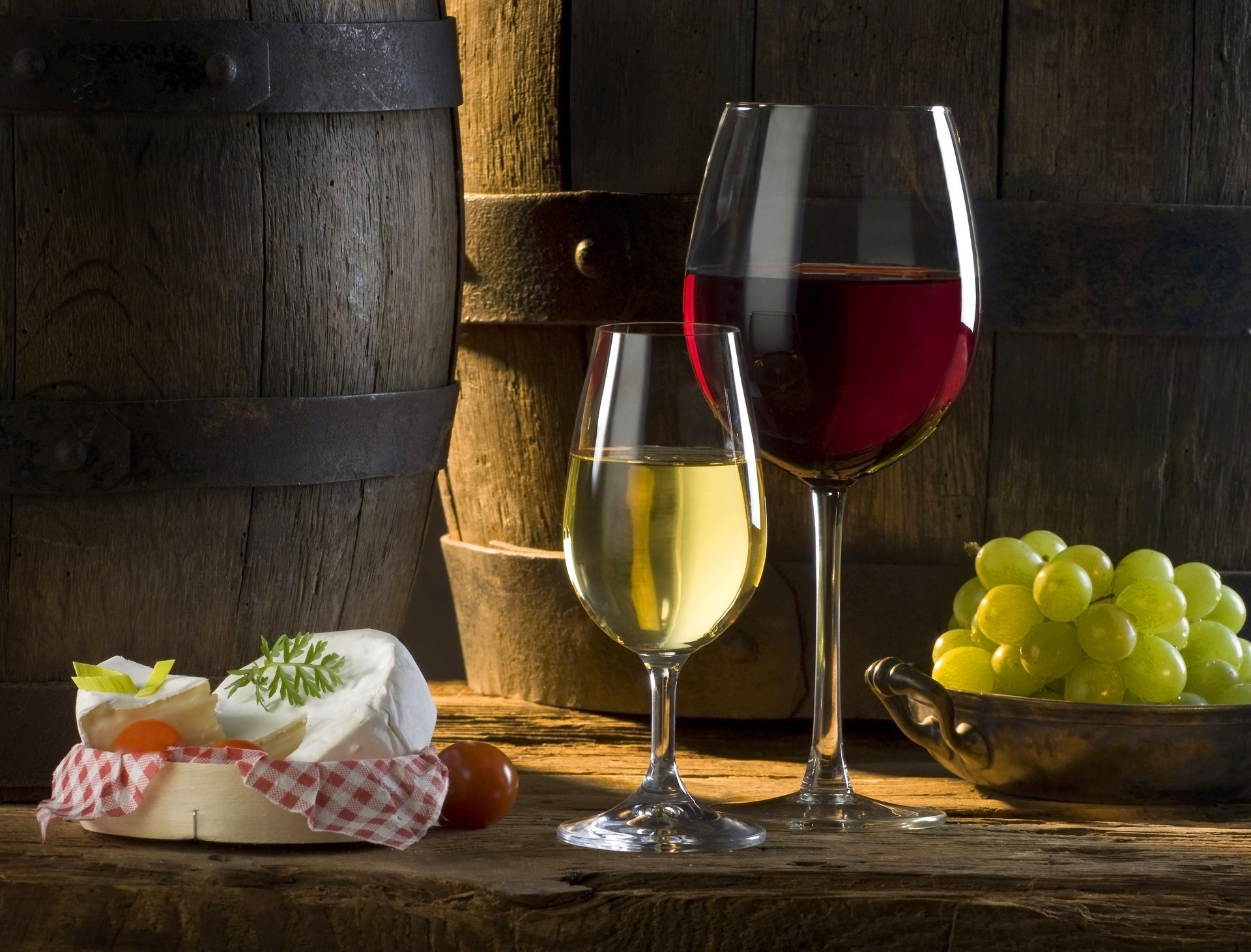 vino copas barriles uvas queso blanco rojo tomate sol sombra