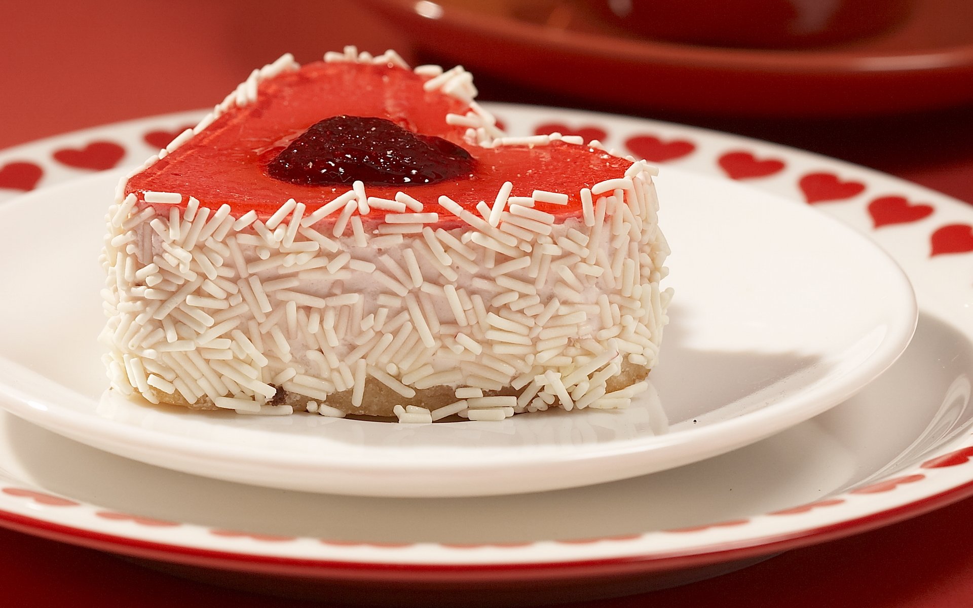 alimentaire doux gâteau gâteau confiture de fraises copeaux crème rouge assiettes coeurs fond rouge