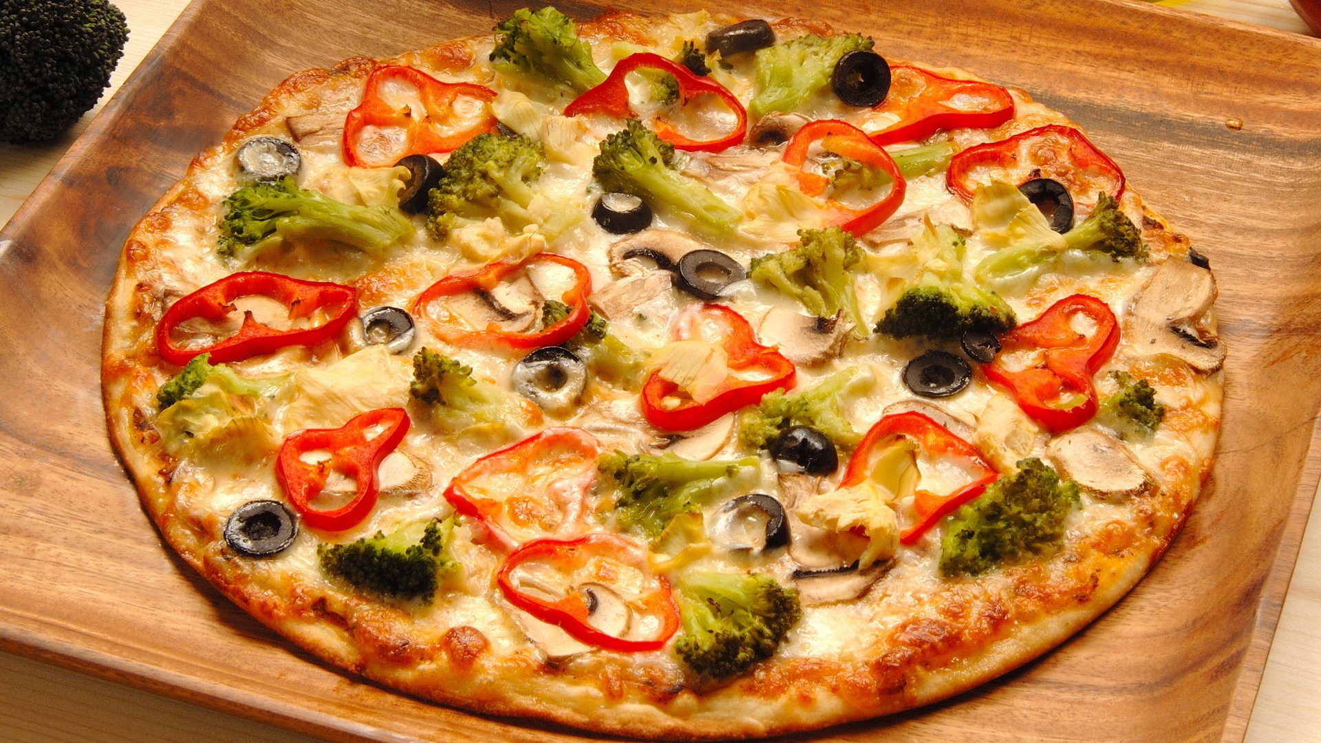 eat food delicious satisfying pizza greens bell peppers olives olives delicious food