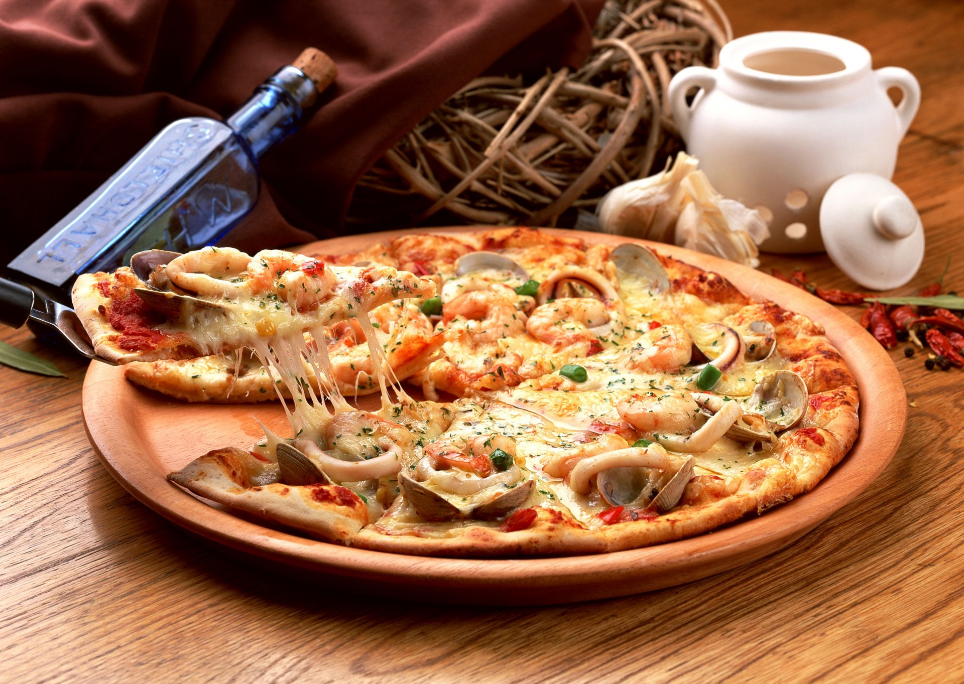 pizza plato mejillones calamares mariscos especias botella cesta