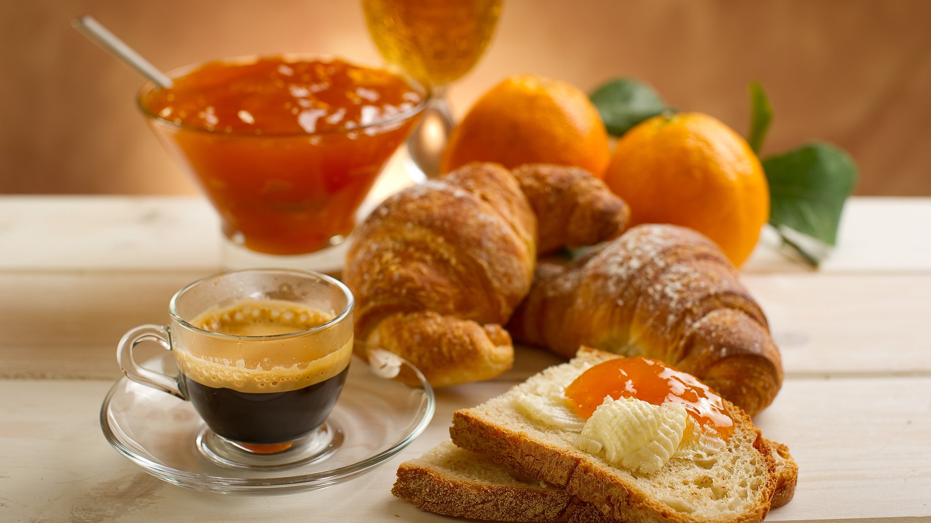 nourriture tasse tasse assiette croissants pain café confiture confiture oranges feuilles pétales table