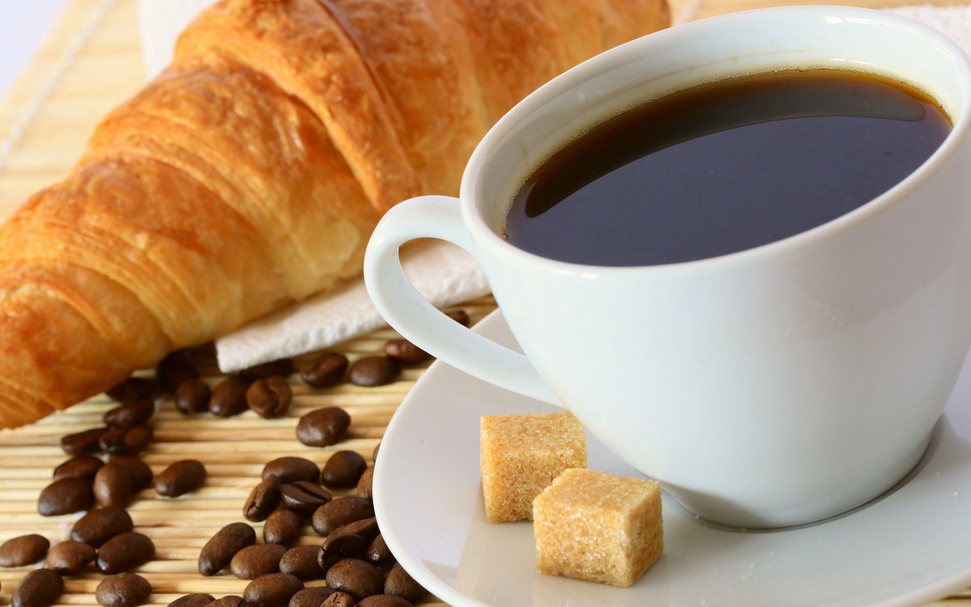 comida dulce café taza taza croissants granos azúcar servilleta fondo