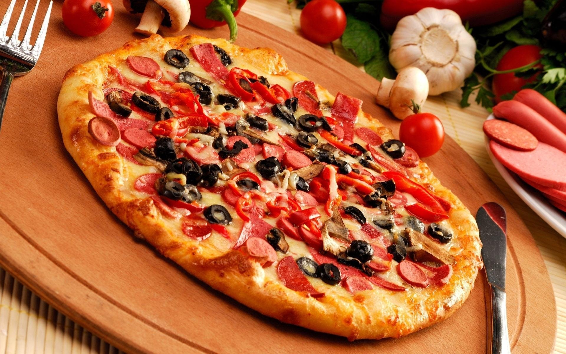 pizza cheese olives sausage pepper cake garlic mushrooms champignons knife fork
