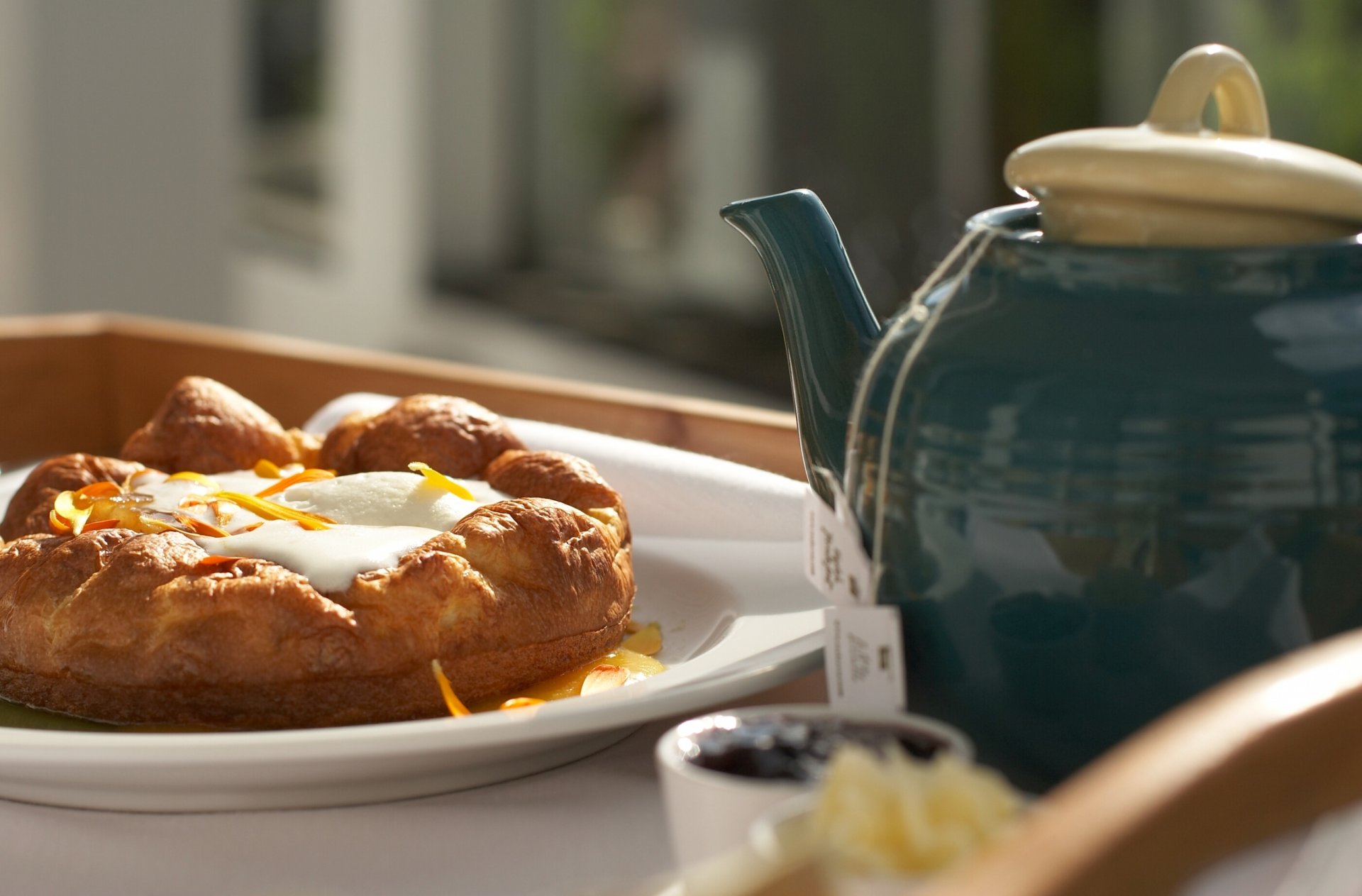 matin table assiette tarte muffin farce douceur repas bouilloire infuseur
