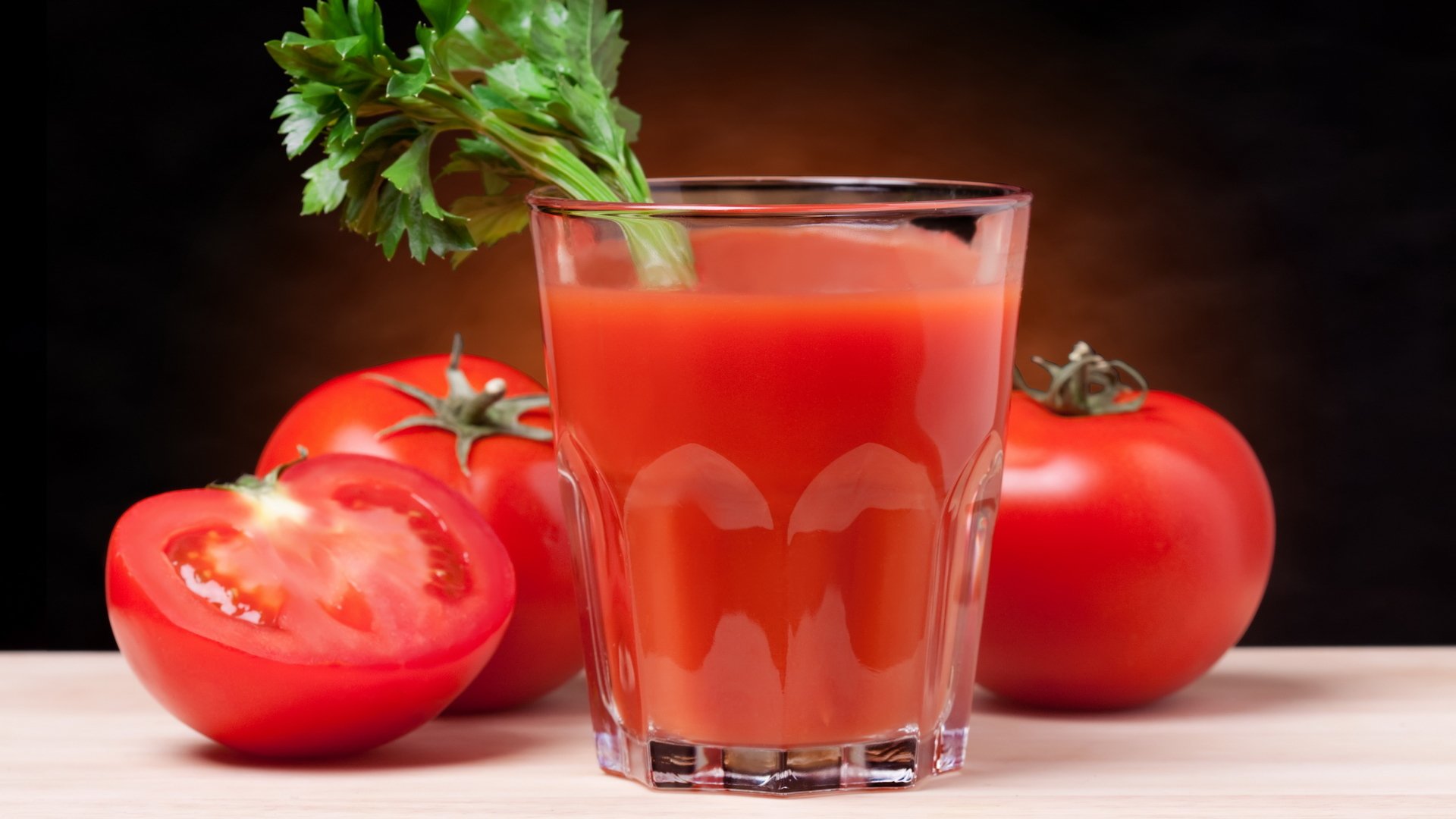 jus de tomate verre tomates céleri
