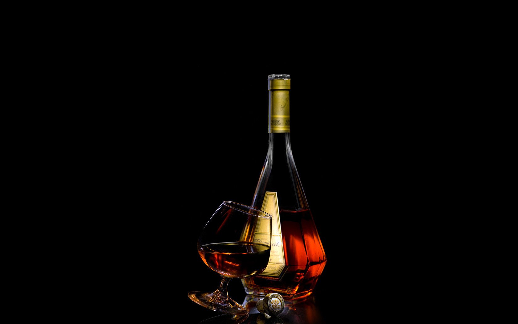 coñac botella copa de vino corcho fondo negro
