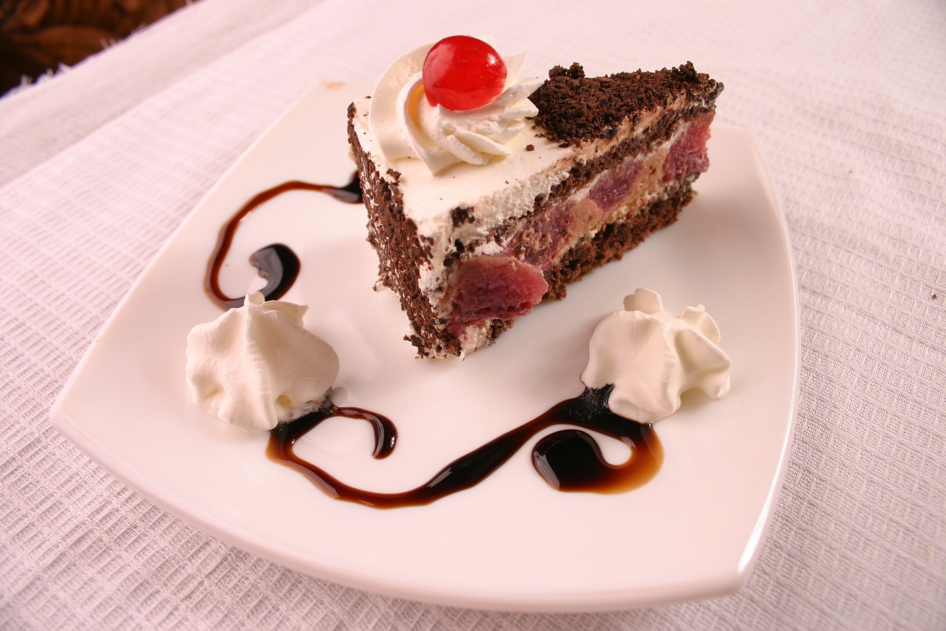 cibo dolce torta fetta di torta torta crema ciliegia cioccolato piatto tavolo tovaglia rosa