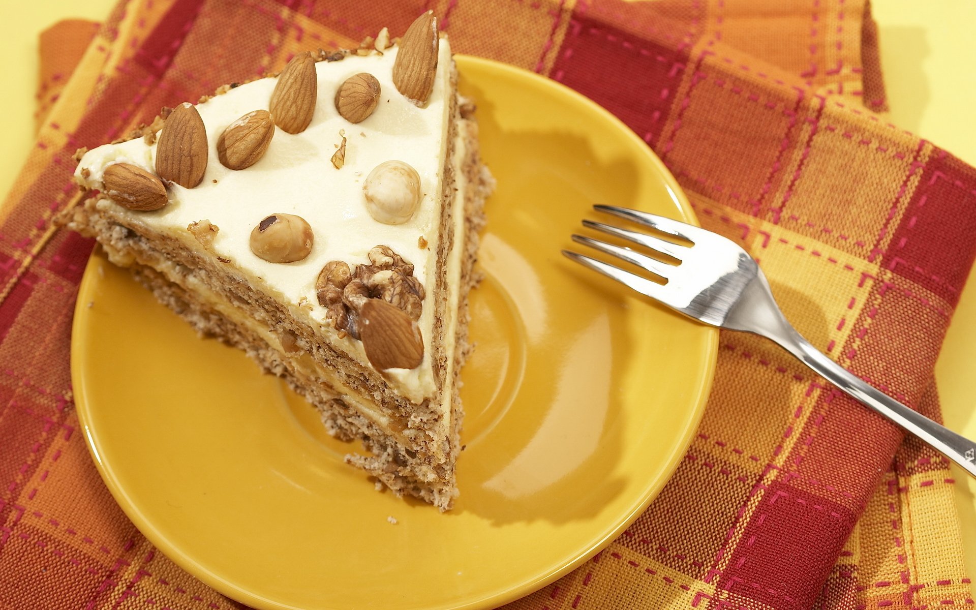 nourriture douce gâteau gâteau morceau de gâteau crème chocolat noix assiette fourchette serviette fond orange fond jaune